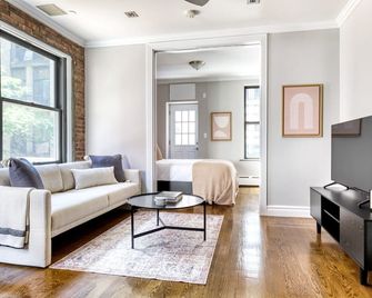 Bright Kips Bay 1BR w/ W/D, near East River & 6 Train, by Blueground - Nowy Jork - Pokój dzienny