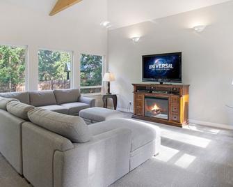 3 Bedrooms with Hot Tub! (Woodhaven) - Roche Harbor - Sala de estar