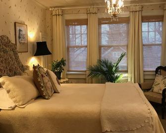 Hilltop House Bed & Breakfast - Amenia - Bedroom