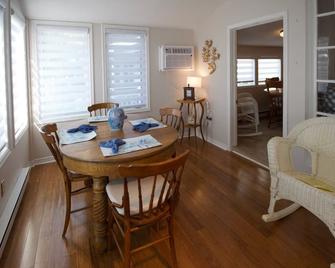 Goldfish Cottage: Cute Cottage Steps From The Beach In Grand Bend! - Grand Bend - Dining room