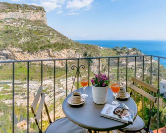 Charming House - Amalfi - Balcón