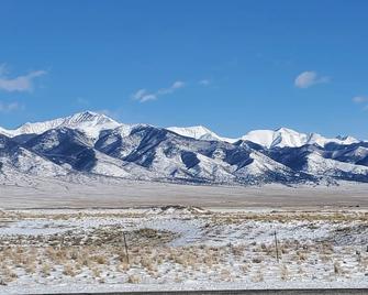 Rocky Mountain Views in a Quiet Country Setting. Sleeps 6 - Alamosa - Budova