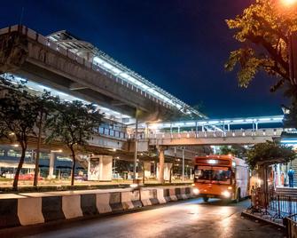 Pradipat Hotel - Bangkok - Building
