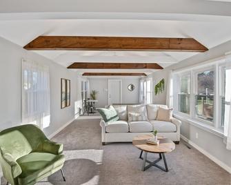 'Sweet Serenity' Stay 10 Minutes from Hershey home - Palmyra - Living room