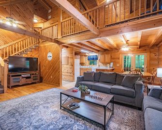 Insignificant Cabin: Spacious 5br, 3.5ba Retreat With Hot Tub - Hico - Sala de estar