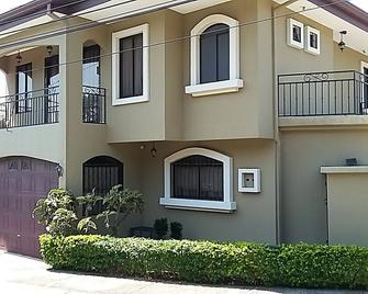 Cntralvally View Twnhouse 3bd/2.5bth,cntral A/C & Hot Water-Wlk To Una Univrsity - Heredia - Building