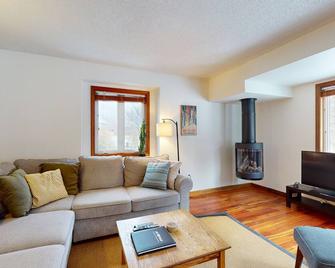 The Queens Slopeside Hideaway - Jay - Living room