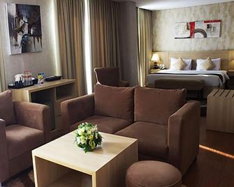 Days Hotel & Suites by Wyndham Jakarta Airport - Tangerang - Sala de estar