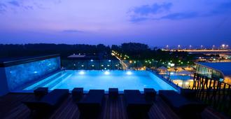 더 식스틴 나이양 비치 호텔 SHA+ - 나이톤 비치 - 수영장
