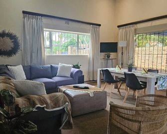 Hillton Manor Guest House - Richards Bay - Wohnzimmer