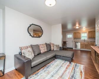 Newly Renovated Apt Perfect 4 Business And Leisure 5 Express To Steeler Game - Carnegie - Living room
