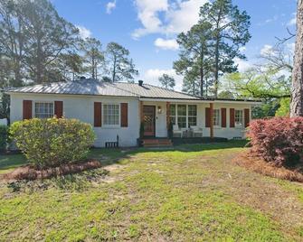 Urban Farmhouse With A Modernism Twist! 4 Bedroom Home by RedAwning - Moultrie - Building