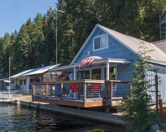 Updated Waterfront Cabin With Large Private Dock, Stunning Views - Loon Lake - Building