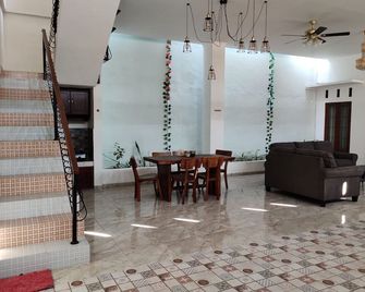 Zg Homestay Solo - Solo City - Hall d’entrée