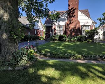 10 individual XL twin beds, seats 20 plus in chairs, 2 kitchen & living rooms - Monroe - Outdoors view