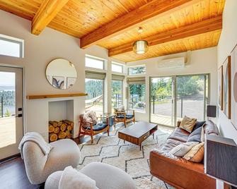 Mid-Century Escape Lake Views, Steps to Cave Bay! - Worley - Sala de estar