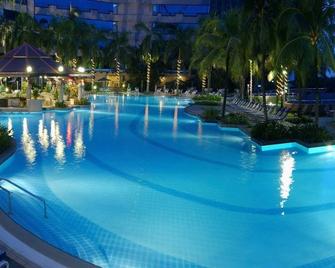 Renaissance Kuala Lumpur Hotel & Convention Centre - Kuala Lumpur - Pool