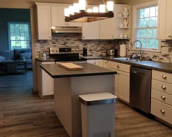 Beautiful Lake Home in a quiet relaxing setting. Access to paddle boats. - Warsaw - Kitchen