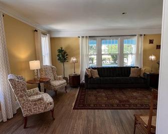 Cheerful 3 bedroom home - close to Fredonia - Dunkirk - Wohnzimmer