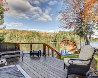 Fabulous Chandos Lake Getaway- Family-Friendly, Pet-Friendly, Game Rm, 2 Docks! - Apsley - Balcony