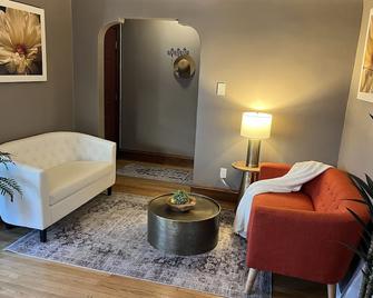 Elegant charm! - West Allis - Living room