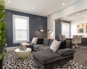 3 miles to B Ball, 5 min walk to Downtown! Stocked Kitchen, AC, WiFi, W/D - Oneonta - Huiskamer