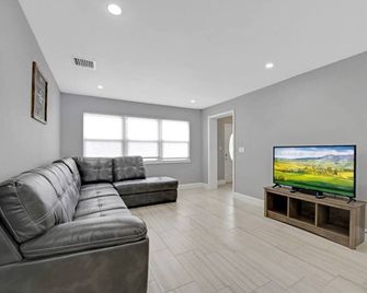 Lake House Unit 1 By Pmi - Davie - Phòng khách