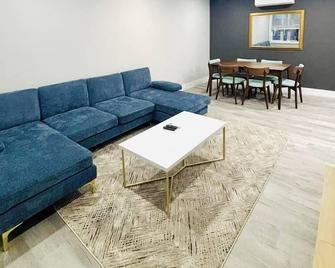 3br/2ba With Private Patio - Queens - Ruang tamu