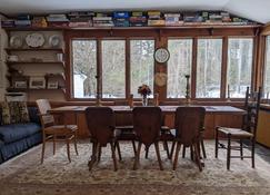 Comfortable family lake house with tennis court and private beach - Orford - Comedor