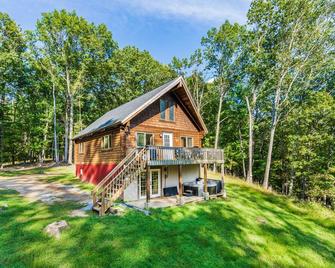 Modern Cabin w Hot Tub, Pond, Deck, Fire Pit, WiFi - Berkeley Springs - Building