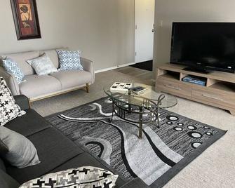 Exquisite 2 Bedroom Apartment - Камрось - Вітальня