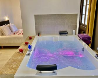 Grand Luxe Suite Graffiti With Xxxl Whirlpool Bath With Shared Pool Access - Martignargues - Habitación