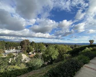 Mid century modern home with Epic Views - San Fernando