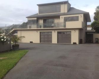 Private 1-bedroom open plan unit, 2-minute walk to the beach - Oakura - Edificio
