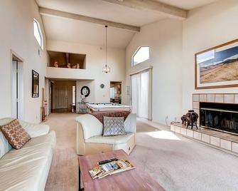 Borrego Springs Hideaway Pool Table, Mtn Views! - Borrego Springs - Living room