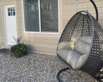 Cozy studio guesthouse centrally located with free parking. - Vernon - Patio