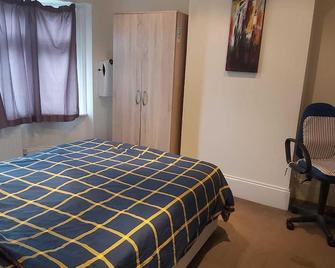 Home away from Home . The house is tidy , quiet . - Hounslow - Bedroom