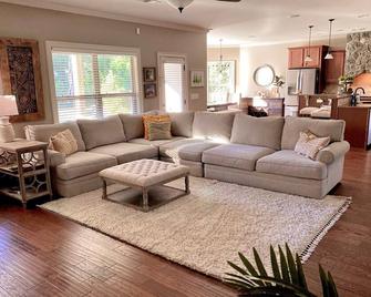Beautiful 5 BR, 3 BA, home only minutes away from the Masters and Peach Jam! - North Augusta - Sala de estar