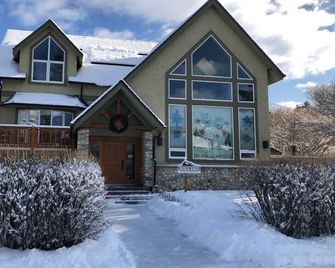 2 Bedrooms, 1.5 Bathroom Lower-Level Suite Banff Ab - Wolf Den Bnb Suite A - Banff - Building