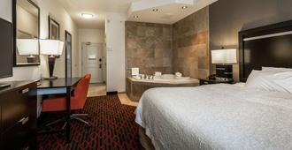 Hampton Inn & Suites By Hilton Lethbridge - Lethbridge - Bedroom