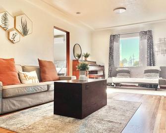 Charming downtown home by bike trail, river and coffee! - Redding - Oturma odası