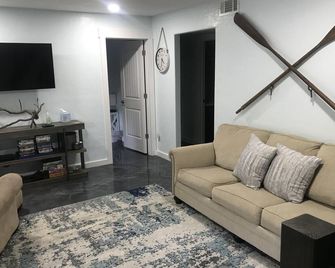 All Decked Out! Grand Lake waterfront, boat dock and views. Drowning Creek. - Jay - Living room