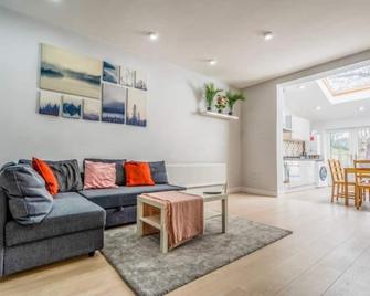 Lavish 2- bedroom Flat with Free Parking - Birmingham - Living room