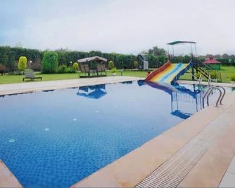 Royal green Spacious farmhouse with 8 bedrooms and AC, WiFi in charming Sohna - Sohna - Pool