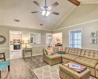 Charming Brandon Home W/ Deck, Charcoal Grill - Brandon - Living room