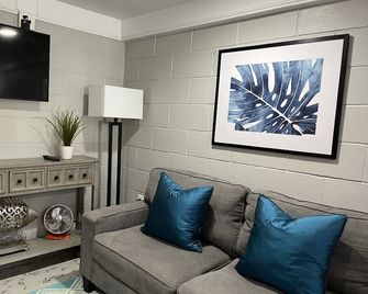 Seas The Day: Charming Folly Beach Apartment Awaits Your Arrival! - Folly Beach - Obývací pokoj