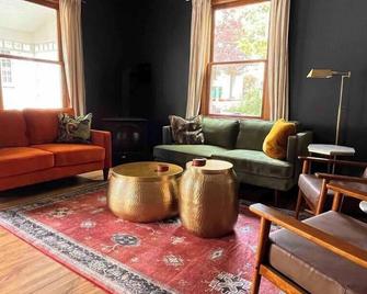 Centrally located 2 houses- Great for large groups! - Nevada City - Obývací pokoj