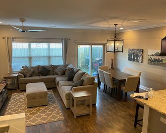 Town home with private garage - Lexington - Living room