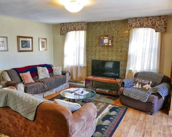 Wallenpaupack Lakefront Cabin, Amazing Sunsets, Seasonal Dock, Private Setting - Hawley - Living room