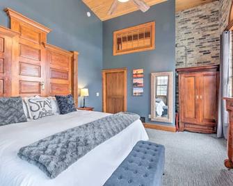 Beautiful Downtown Home - 2 Blks from Lake - Racine - Bedroom